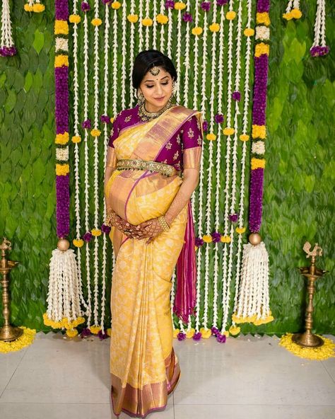 Seemantham Saree Ideas, Twin Maternity Photos, Baby Shower Hairstyles, Couple Maternity Poses, Indian Baby Showers, Saree Accessories, Hair Style On Saree, Maternity Photography Poses Couple, Pregnancy Photos Couples