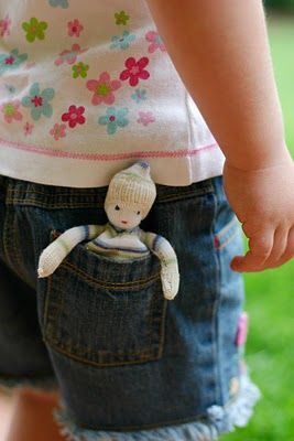 steiner inspired pocket doll tutorial - uses old socks instead of traditional Waldorf materials Waldorf Handwork, Odd Socks, Pocket Doll, Waldorf Crafts, Sock Dolls, Sock Doll, Sock Toys, Homemade Dolls, Sock Crafts