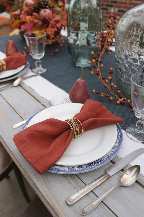 All last week I was busy making over my back patio for fall. I was lucky enough to be chosen as part of the Home Depot  Halloween/Harvest Style Challenge and as part of my patio makeover, I put together a fall tablescape! Something I feel adds a fancy touch to even a casual dinner get-together … Bunny Napkin Fold, Diy Napkin Folding, Christmas Napkin Folding, Napkin Rings Diy, Gold Napkin Rings, Napkin Rings Wedding, Christmas Tree Napkins, Gold Napkins, Bunny Napkins