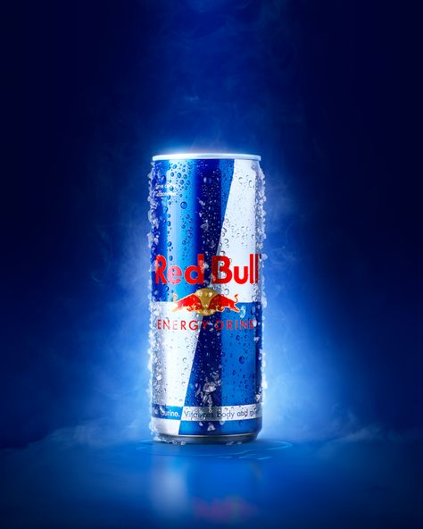 Lata de Energético Red Bull, com Fundo Azul, fumaça e pequenas pedras de gelo. Red Bull Design, Ad Photography, Graphic Design Product, Social Media Design Inspiration, Energy Drink, Design Advertising, Ads Creative, Design Product, Ad Design