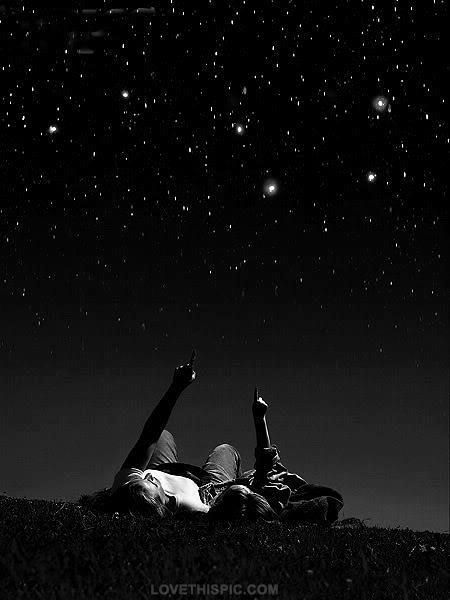 Love is looking at the stars together love sky night stars couple romantic together Gandalf, Look At The Stars, صور مضحكة, The Night Sky, Foto Inspiration, 인물 사진, Under The Stars, Two People, White Photography