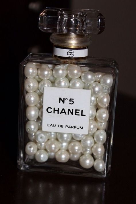 DIY Chanel perfume bottled filled with white pearls Chanel Decoration, Coco Chanel Party, Chanel Decor, Chanel Party, Parfum Chanel, Chanel No 5, Chanel Inspired, Favor Labels, Mini Vase