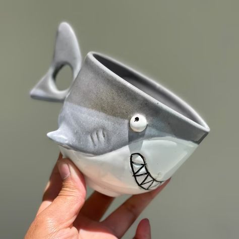 BilyanaArtCeramic - Etsy Shark Mug, Pottery Cafe, Dinosaur Mug, Mug Pottery, Handmade Ceramics Pottery, Cerámica Ideas, Market Ideas, Handmade Mug, Unique Mug