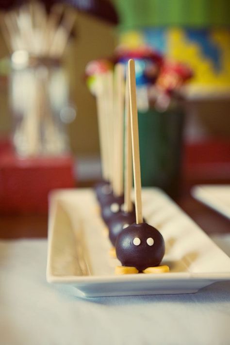 Super Mario Bob-omb Cake Pops Mario Party Appetizers, Mario Theme Cake Pops, Super Mario Toad Cake, Mario Themed Birthday Party Games, Mario Kart Theme Party, Nintendo Dessert, Mario Bday Party Ideas, Nintendo Birthday Cake, Super Mario Bros Party Ideas Food