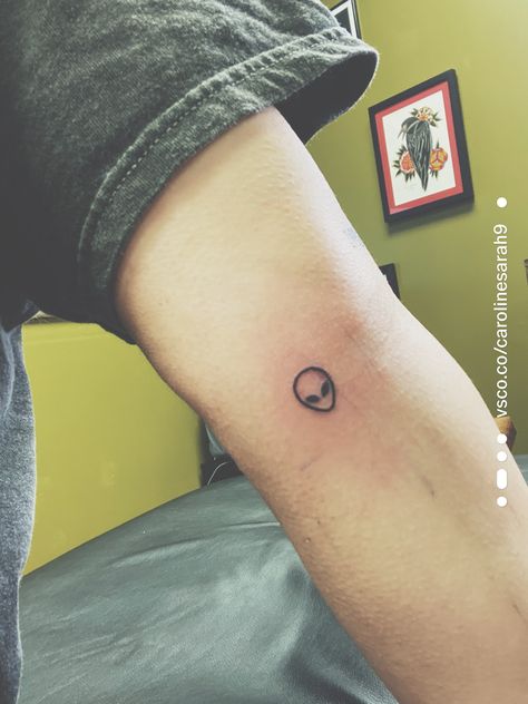 Alien Tattoo Aesthetic, Alien Tattoo Finger, Floral Alien Tattoo, Time Matching Tattoos, Alien Line Tattoo, Alien Stick And Poke, Cute Alien Tattoo Ideas, Alien Emoji Tattoo, Mini Alien Tattoo