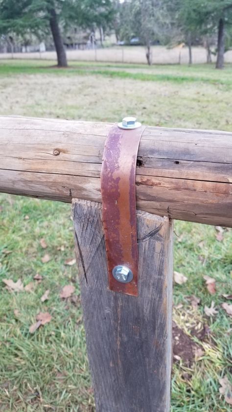 Hitching Rail For Horses, Horse Tie Up Area, Hitching Post Ideas, Hitching Post For Horses, Acreage Ideas, Farm Tips, Horse Barn Ideas Stables, Horse Stall, Hitching Post