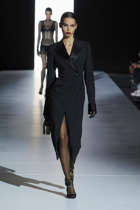 Sophisticated Looks Women, Dolce Gabbana Outfits Women, Bedazzled Bodysuit, Ysl Runway, Saint Laurent Fashion Show, Lady Aesthetic, Stylish Business Outfits, Black Runway, Dolce And Gabbana Runway