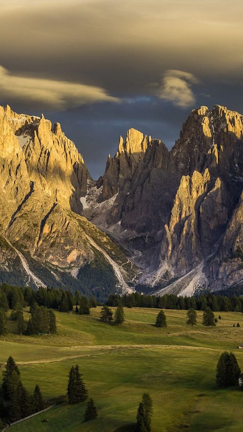 Italian Mountains, Dolomites Italy, المملكة العربية السعودية, Northern Italy, Alam Yang Indah, Pretty Places, Places Around The World, Phone Wallpapers, Amazing Nature