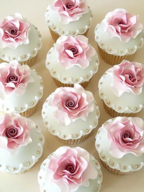 Lindos Cupcakes para Casamento | Como fazer em casa Cupcakes Flores, Rose Cupcake, Pretty Cupcakes, Rose Cupcakes, Beautiful Cupcakes, Cupcake Designs, Wedding Cakes With Cupcakes, Flower Cupcakes, Fondant Cupcakes