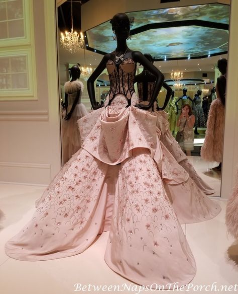 Christian Dior Exhibition, 2019, London England Famous Runway Looks, Designer Dresses Aesthetic, Camp Met Gala Ideas, Met Gala Looks Ideas, Old Dior Dress, Dior Runway Outfits, Met Gala 2024 Ideas, Dior Dress Aesthetic, Pink Met Gala Dresses