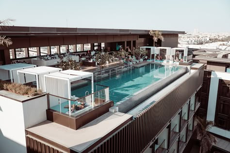 12 incredible rooftop pools in Dubai to check out - What's On Dubai Rooftop Terrace Pool, Pool Bar Design, Rooftop Pools, Hotel Resort Design, City Walk Dubai, Rooftop Swimming Pool, Rooftop Bars Los Angeles, Hotel Rooftop Bar, Rooftop Restaurant Design