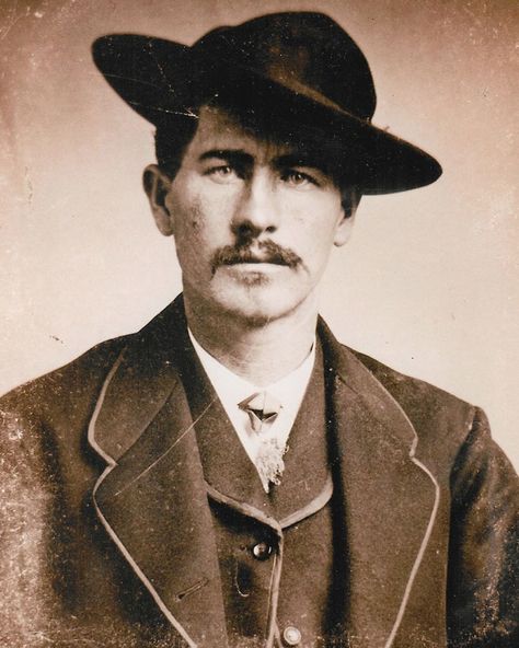 True West Magazine on Instagram: “Wyatt Earp had his portrait made when living in Wichita, Kansas, in 1874. According to the editors of A Wyatt Earp Anthology, “some believe…” Earp Brothers, Virgil Earp, Western Pics, American Pioneers, Old West Outlaws, Doc Holiday, Old West Photos, Manly Man, Wyatt Earp