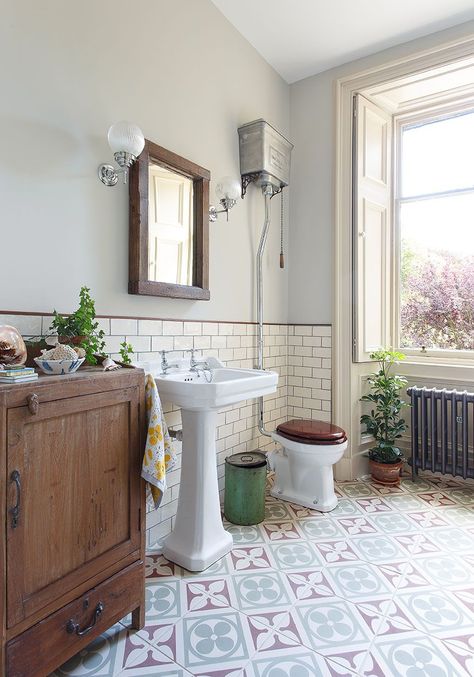 Fun Bathrooms, Traditional Bathroom Ideas, Traditional Bathroom Tile, Classic Bathroom Tile, Bathroom Tiles Design Ideas, Stone Tile Bathroom, Makeover Kamar Mandi, Cloakroom Toilet, Dark Bathroom