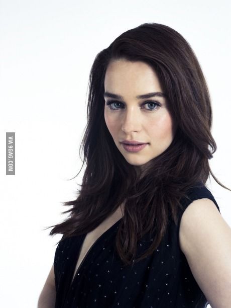 She's WAY prettier as a brunette. Emilia Clarke. Emila Clark, Vintage Hairstyles For Long Hair, Emilia Clarke, Queen Mary, Celebrities Female, Pretty People, Beautiful People, Black Hair, Hollywood