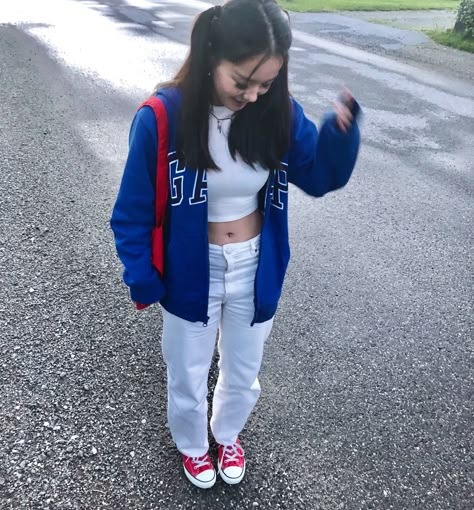 Gap Sweatshirt Outfit Aesthetic, Gap Zip Up Hoodie Outfit Aesthetic, Red Gap Hoodie Outfit, Red High Top Converse Outfit, How To Style Red Converse, Gap Zip Up Hoodie Outfit, Gap Jacket Outfit, Outfits With Red Converse, Outfits With High Top Converse