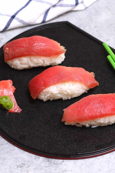 Tuna Nigiri (How to Make Tuna Sushi) Nigri Sushi, Spicy Tuna Sushi Rolls, Fresh Tuna Steak Recipes, Fresh Tuna Recipes, Tuna Nigiri, Spicy Tuna Sushi, Tuna Sushi Rolls, Sashimi Recipe, Grilled Tuna Steaks