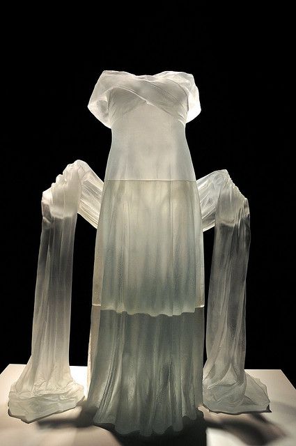 glass dress Glass Clothes, Glass Dress, Sculpture Textile, Corning Glass, Corning Museum Of Glass, Glass Museum, Art Of Glass, Dress With Shawl, Cast Glass