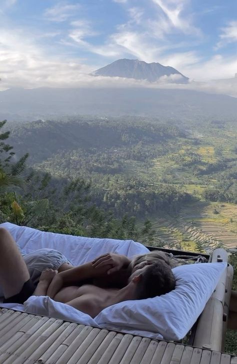 Romantic Resorts, Filmy Vintage, Romantic Videos Couples, The Love Club, Alam Yang Indah, Cute Relationship Goals, Future Life, Couple Aesthetic, Cute Couple Pictures