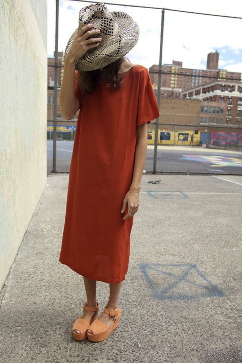 Sack Dress, Mode Boho, Dress Hat, Blouse Style, Mode Casual, Rust Dress, Outfit Trends, Straight Dress, Shoes Dress