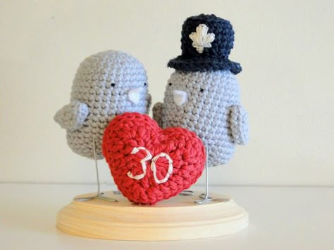 My parents celebrated their 30th wedding anniversary earlier this month and I really wanted to make them a gift. I made this lovebirds cake... Crochet Wedding Gift, Diy Anniversary Gifts For Him, Crochet Bird Patterns, Anniversary Gift Diy, 50 Wedding Anniversary Gifts, Diy Anniversary, Quick Crochet Patterns, Crochet Birds, Mini Crochet