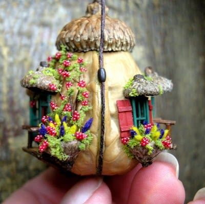 Nut Shell House! Walnut Shell Crafts, Acorn House, Shell House, Faeries Gardens, Fairy Garden Houses, Walnut Shell, Fairy Doors, Miniature Houses, Miniature Fairy