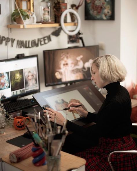 Wacom on Instagram: "Welcome to @evaboneva #WacomWorkspace 🎃 Halloween month is here! And we are lucky enough to have Eva as the invited #WacomArtist to fill our feed with beautiful monsters! 👻 Eva is an illustrator from The Netherlands, with a very special passion: Creating curious, crazy, beautiful monsters with strange, odd, and sometimes unbelievable tales. With her art and stories, she wants to blur the lines between our world and the other world. Leave a ❤️ in the comments if you are ex Digital Art Room Studio, Wacom Cintiq Desk Setup, Wacom Cintiq Workspace, Digital Art Set Up Desk, Cintiq Desk Setup, Webtoon Artist Workspace, Digital Artist Aesthetic Workspace, Animator Workspace, Animators Desk