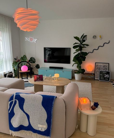 Retro Mcm Living Room, Streetwear Living Room, Dream Asethic, Mexican Apartment Decor, Avant Basic Decor, Colorful Minimalist Living Room, Basic Living Room, Girly House Decor, First Apartment Decorating