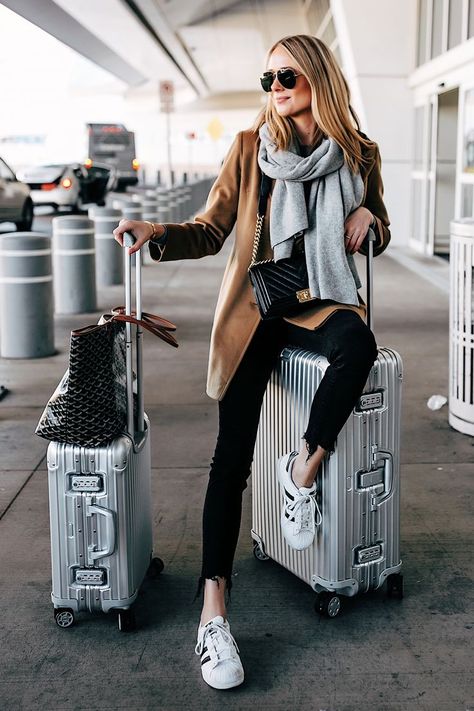 Blonde Woman Airport Travel Style Rimowa Luggage Goyard Tote Camel coat, grey scarf (Fashion Jackson) Travel Style Airport, Cute Airport Outfit, Best Travel Clothes, Airport Travel Outfits, Cute Travel Outfits, Comfy Travel Outfit, Fashion Travel Outfit, Comfy Fall Outfits, Airport Outfits