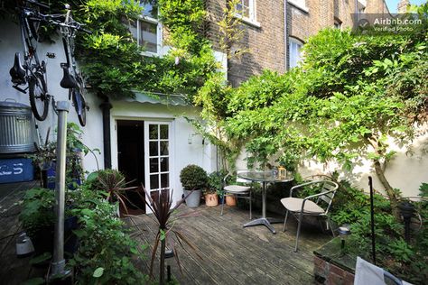 London apartment garden European Townhouse, Townhouse Aesthetic, London Courtyard, Hampstead Village, Get Paid To Travel, Paid To Travel, Secret London, Small Courtyard Gardens, Backyard Studio