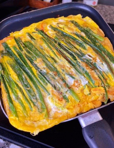 Korean Green Onion Pancake Korean Green Onion, Pajeon Recipe, Asian Pancakes, Korean Pancake Recipe, Spring Onion Recipes, Korean Egg, Green Onion Pancake, Green Pancakes, Onion Pancake