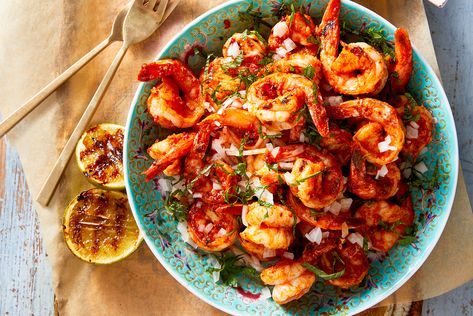 Chilli prawns Prawn Starters, Chilli Prawns, Prawns Recipe, Prawn Recipes, Garden Recipes, Homes And Gardens, Looks Yummy, Seafood Dishes, Save Food