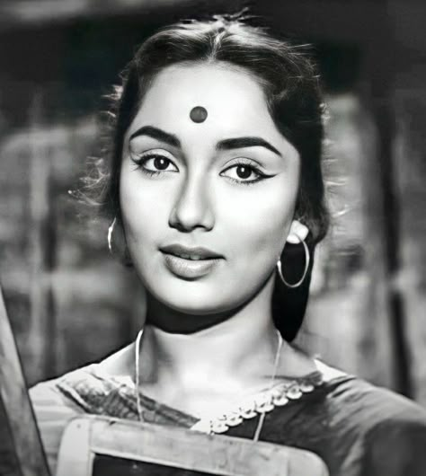 Sadhana Actress, Old Bollywood Actress, Old Man Portrait, Stylish Actresses, Pictures Of Shiva, Bollywood Pictures, Retro Bollywood, Star Beauty, Celebrity Stars