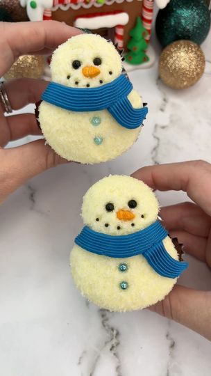 ☃️ Do you wanna build a snowman? ⛄️ Shaping cupcakes using piping tips #bakinghacks Fill your liners half full.Use small piping tips to shape before baking. Bake and cool. Use tip 1A to pipe white buttercream in the shape of a snowman ⛄️ Press into shredded coconut. Use sprinkles for the eyes and nose and pipe dots for the mouth. Use piping tip 48 for the scarf 🧣 #cupcake #christmasbaking #snowman #christmasideas #cakedbyrach #shapedcupcakes | Caked By Rach | Sia · Snowman Winter Cupcakes, Wanna Build A Snowman, Christmas Cupcakes Decoration, Piping Tip, Snowman Cupcakes, Rachel Lindsay, Christmas Delights, Snowman Cake, Fancy Cupcakes