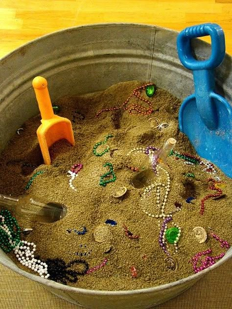 Fill a sandbox with little surprises and let the kids dig up buried treasure. Tropisk Fest, Games Kids, Pirate Birthday Party, Pirate Birthday, Backyard Games, Mermaid Birthday Party, Pirate Theme, Pirate Party, Finding Nemo