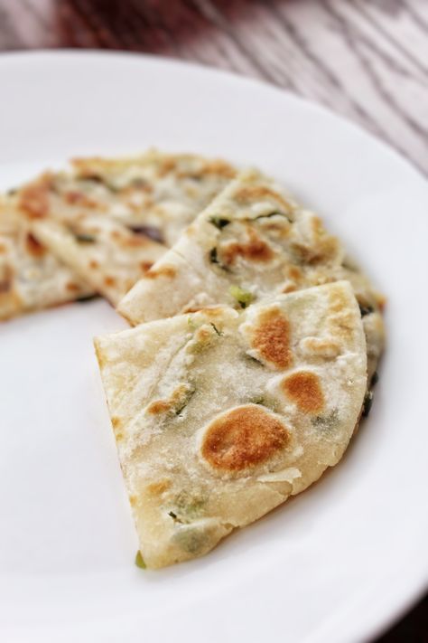 Chewy Mochi Scallion Pancakes – Jen's Food Lab Savory Mochi, Mochi Pancakes Recipe, Running Snacks, Mochi Pancakes, Asian Plates, Mochi Desserts, Snacks Savory, Mochi Recipes, Crepe Bar