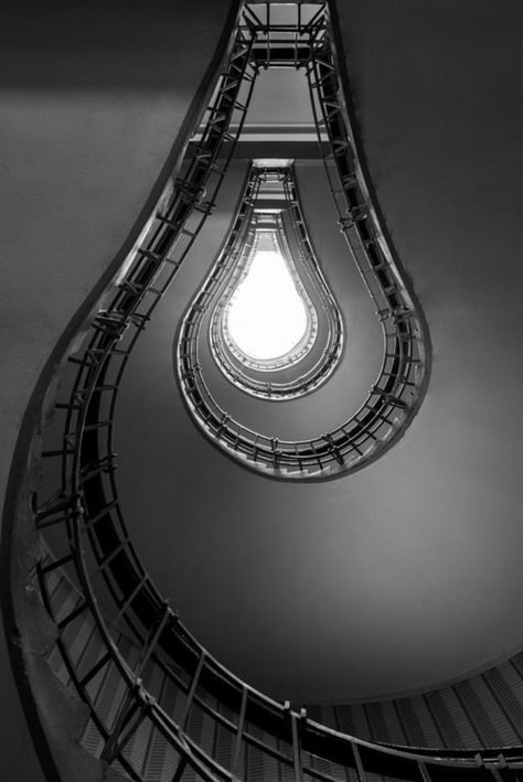 Artistique photo en noir et blanc photographie                                                                                                                                                                                 Plus Photo Noir, Photo Charms, Foto Art, Spiral Staircase, White Picture, Jolie Photo, Black White Photos, Artistic Photography, Black And White Pictures