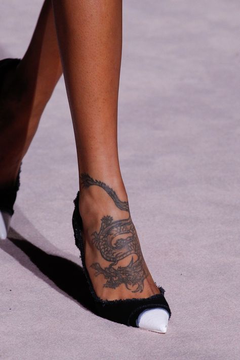 Tom Ford Spring 2018 Ready-to-Wear  Fashion Show Details Womans Tattoos, Serpent Tattoo, Fashion Tattoo, Foot Tattoos For Women, Tattoed Women, Diy Tattoo, Foot Tattoo, Snake Tattoo, Foot Tattoos