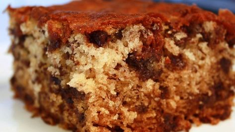 This recipe makes a delightful banana cake packed with chocolate chips for a delightful way to enjoy a classic flavor combination. Banana Chocolate Chip Cake, 13 Cake, Chocolate Chip Cake Recipe, Wacky Cake, Chocolate Chip Banana, Chocolate Chip Cake, Chocolate Chip Banana Bread, Banana Chocolate, Ripe Bananas