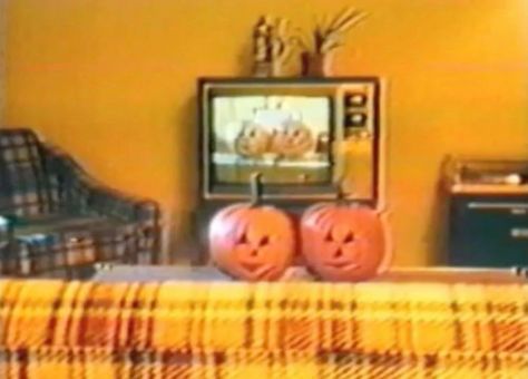 60s Halloween Aesthetic, 90s Halloween Nostalgia, Halloween 80s Aesthetic, 2000s Halloween Aesthetic, 90’s Halloween, 80s Halloween Aesthetic, 90s Halloween Aesthetic, Retro Halloween Aesthetic, Vintage Halloween Aesthetic