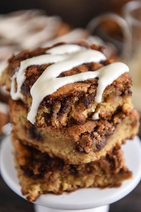 Cinnamon Roll Blondies, Blondies Dessert, Cinnamon Desserts, Blondies Recipe, Cinnamon Brown, Cream Cheese Icing, S'mores, Cinnamon Roll, Sweets Desserts