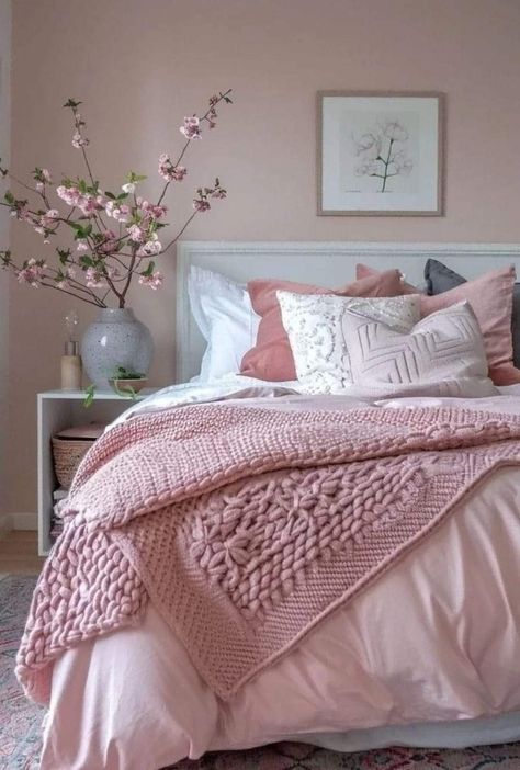 Women’s Bedroom Decor, Pink Boho Glam Bedroom, Small Chic Bedroom, Feminine Master Bed, Bedroom Design Pink, Cozy Pink Bedroom, Aesthetic Pink Bedroom, Cozy Chic Bedroom, Feminine Bedding