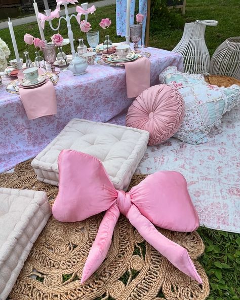 🎀Love Shack Fancy🎀 inspired picnic by @the.boho.barn intimate gatherings and luxury picnics! Decor & design: @the.boho.barn Cake & cupcakes: @angiecakes_alfonsos #statenislandluxepicnics #nycluxepicnics #statenislandpartyrentals #statenislandeventplanner #statenislandpicnics #loveshackfancy #batmitzvah #statenislandbirthdayparty Love Shack Fancy Picnic, Love Shack Fancy Decor, Love Shack Fancy Tea Party, Loveshackfancy Cake, Love Shack Fancy Birthday, Loveshackfancy Birthday, Love Shack Fancy Party, Loveshackfancy Party, Love Shack Fancy Aesthetic