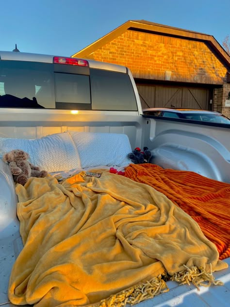 sunset
sunrise
truck bed
aesthetic
summer
autumn Back Of Pickup Truck Date, Back Of A Truck Date, Truck Bed Date, Christmas Romance Books, Dream Dates, Christmas Romance, Dream Date, Cute Date Ideas, Romantic Things