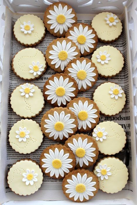 White And Yellow Wedding, Fondant Biscuits, Dessert Table Wedding, Daisy Cupcakes, Shower Dessert Table, Baby Shower Dessert, Bridal Proposal, Baby Shower Dessert Table, Daisy Cakes