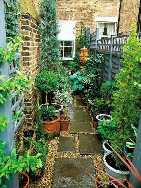 18 Beautifully Creative Landscaping Ideas For Narrow Outdoor Places Narrow Side Of House Ideas, Alleyway Garden, Narrow Backyard, Narrow Backyard Ideas, Creative Landscaping, Backyard Gardens, Narrow Garden, Small Backyard Gardens, Outdoor Couch