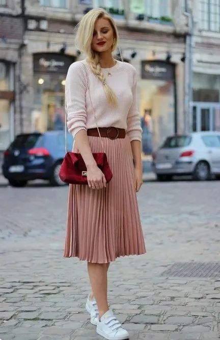 Winter Pink Skirt Outfit, Rose Skirt Outfit, Rok Outfit, Classy Skirts, Pleated Skirt Outfit, Chique Outfit, Rose Skirt, Skirt And Sneakers, Pleated Skirts