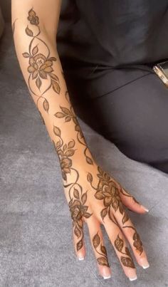 Hinna Styles, Unique Henna Designs, Simple Henna Designs Easy, Thigh Henna, Wedding Henna Designs, Indian Henna Designs, Henna Designs Back, Eid Outfit Ideas, Moroccan Henna