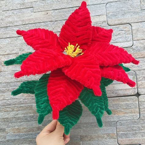 Poinsettia Pipe Cleaner, Pipe Cleaner Poinsettia, Diy Simple Crafts, Pipe Cleaner Projects, Pipe Cleaner Animals, Clean Flowers, Pipe Cleaner Flowers, Making Flowers, Diy Pipe