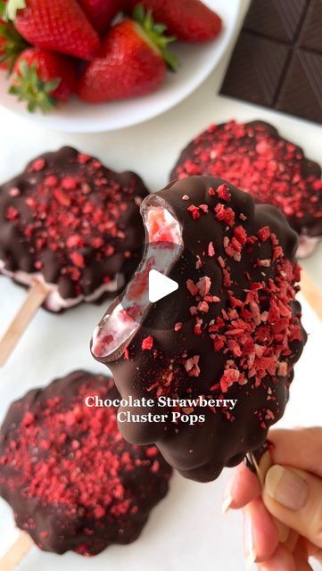 Selma | easy gluten free recipes on Instagram: "Chocolate Strawberry Cluster Pops🤩 My chocolate covered strawberry clusters/bites video went viral last spring, so I wanted to try to make them into pops. They turned out so good😍 These are such a yummy healthier dessert idea for spring! They are so refreshing and delicious😋
•
Ingredients for 4 big popsicles:
1 cup diced strawberries (240 ml / 180g)
1/2 cup (lactose-free) full-fat Greek yogurt (120 ml / 125g)
1 teaspoon vanilla extract
•
Toppings:
150 g / 5 oz. dark chocolate, melted (70-80% dark chocolate)
1 teaspoon coconut oil
optional: freeze-dried strawberries
•
1. Mix the strawberries, yogurt and vanilla extract together
2. Spoon dollops onto a plate lined with parchment paper. Push popsicle sticks into the dollops
3. Freeze for abou Strawberry Clusters, Diced Strawberries, Covered Strawberry, Chocolate Covered Strawberry, Healthy Ice Cream, Recetas Keto, Strawberry Yogurt, Freeze Dried Strawberries, G 5