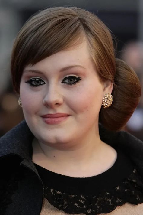 Adele Before And After, Adele Before, Bad Celebrity Plastic Surgery, Celebrity Eyebrows, Adele Adkins, Makeup Before And After, Celebrities Before And After, Couture Embroidery, Brit Awards